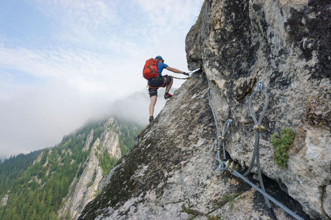 Equipo esencial para tu primer día de escalada en roca