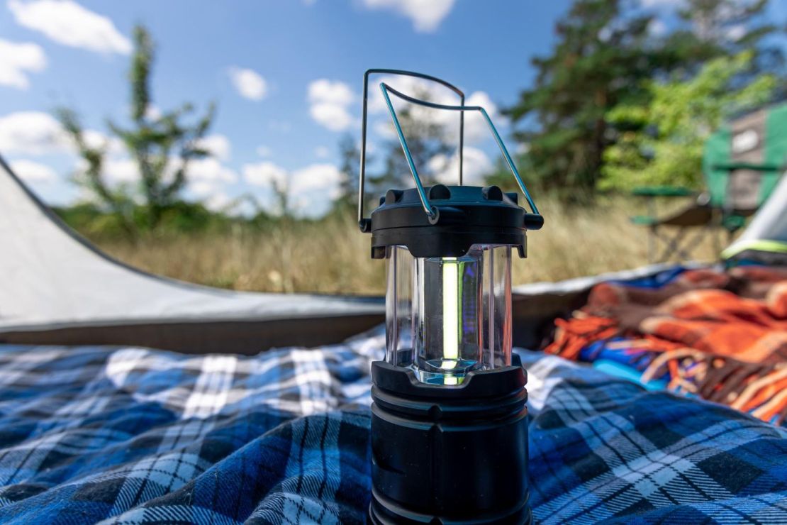 Lámparas para camping: cuál conviene según tu tipo de viaje