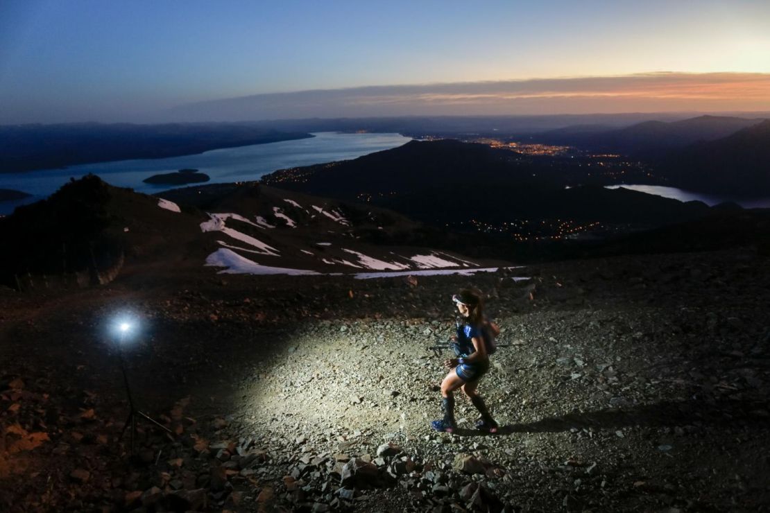 Cómo elegir una linterna frontal para montaña: lúmenes, alcance y batería
