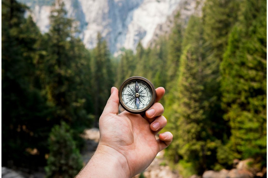 Navegación con brújula y mapa: Lo que todo aventurero debe saber para no perderse