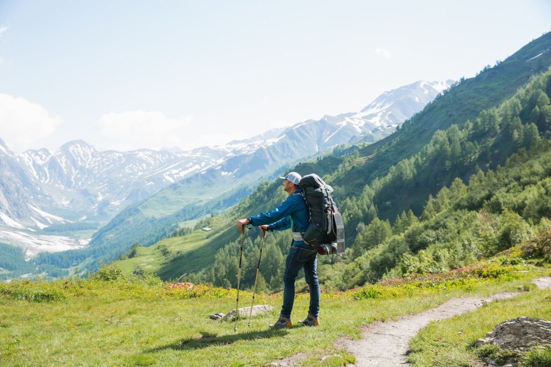 Explorando el Mont Blanc en Europa: Viaja ligero desde México con equipo compacto para trekking en 2024
