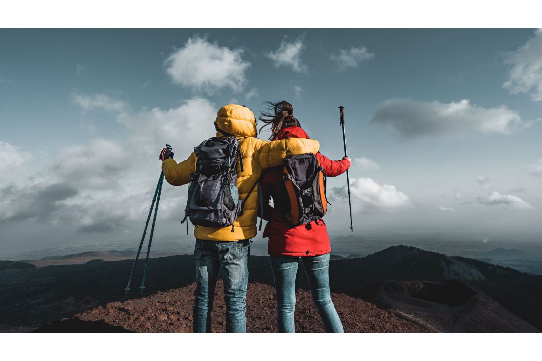 Senderismo en pareja: Distribuir el equipo para una aventura sin complicaciones