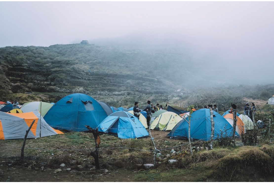 Acampar en el cráter de un volcán: Equipo esencial para una experiencia segura