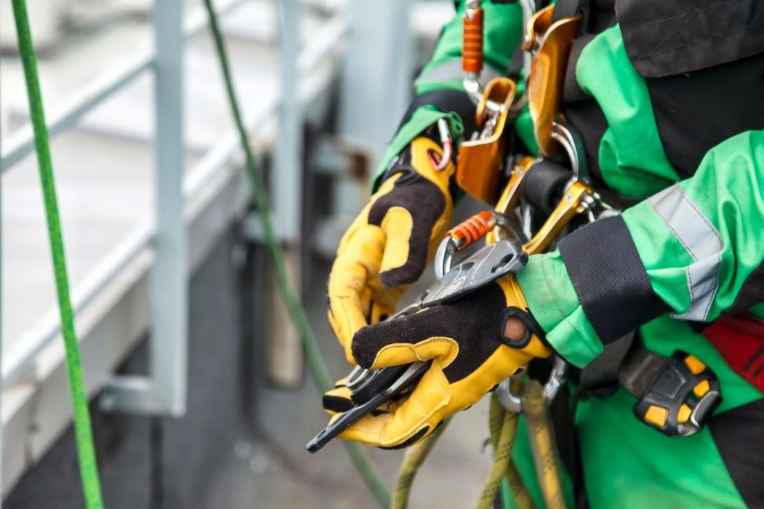 Guantes especializados para proteger tus manos en escalada y cañonismo