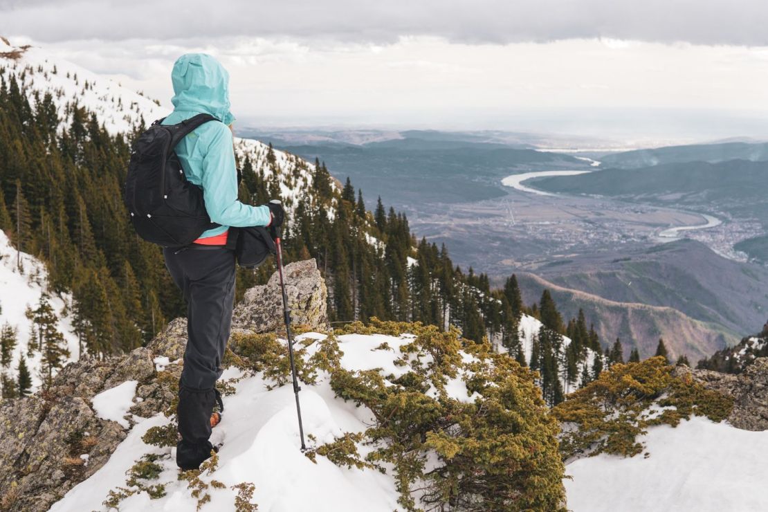 Cómo leer el pronóstico de montaña: viento, sensación térmica y ventanas de cumbre
