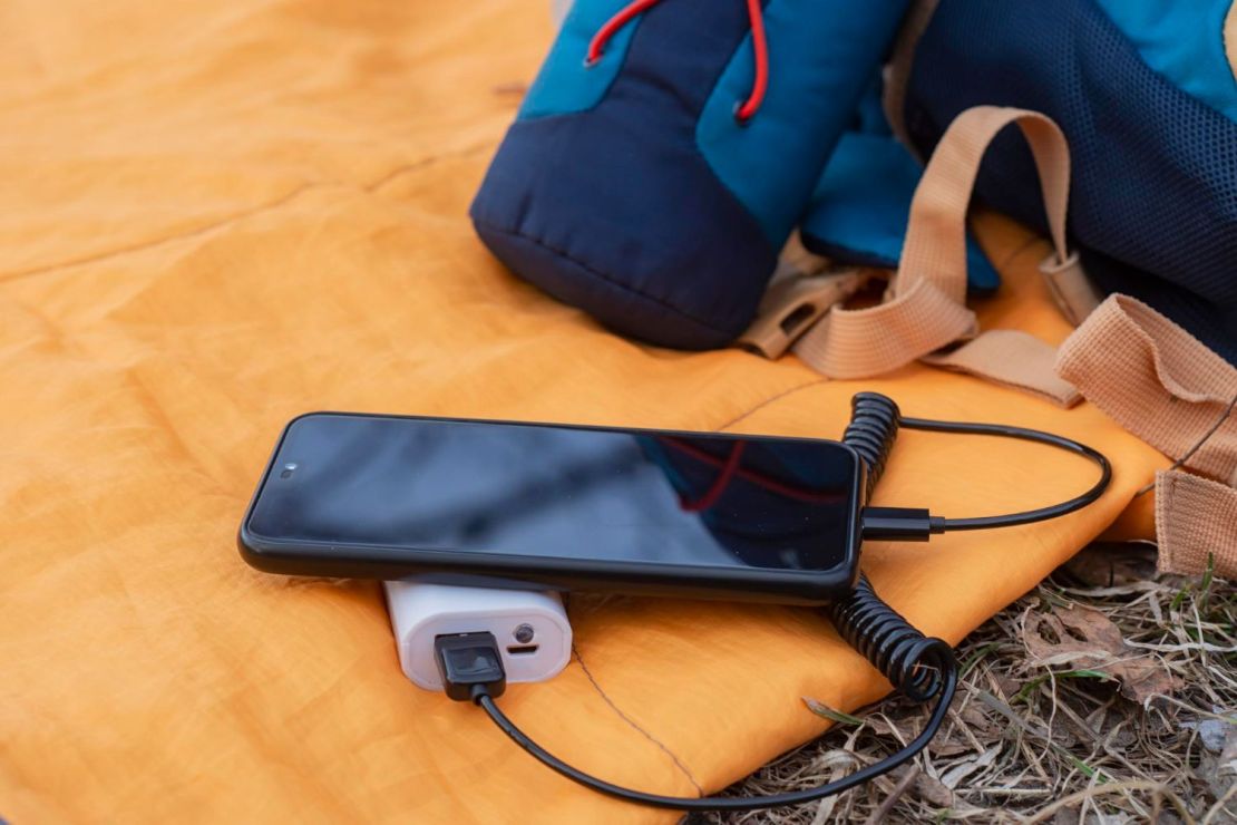Cómo proteger tu celular, batería y electrónicos en el campamento (lluvia, polvo y golpes)