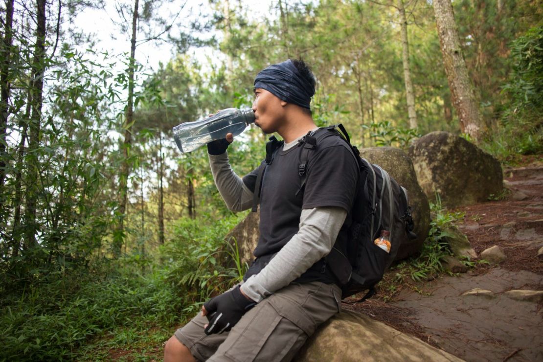 Cómo purificar agua en la montaña: filtros, pastillas y métodos que sí funcionan