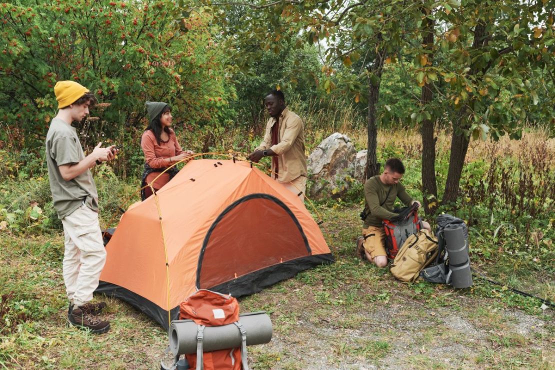 Lista 2025: 12 gadgets indispensables para acampar como experto