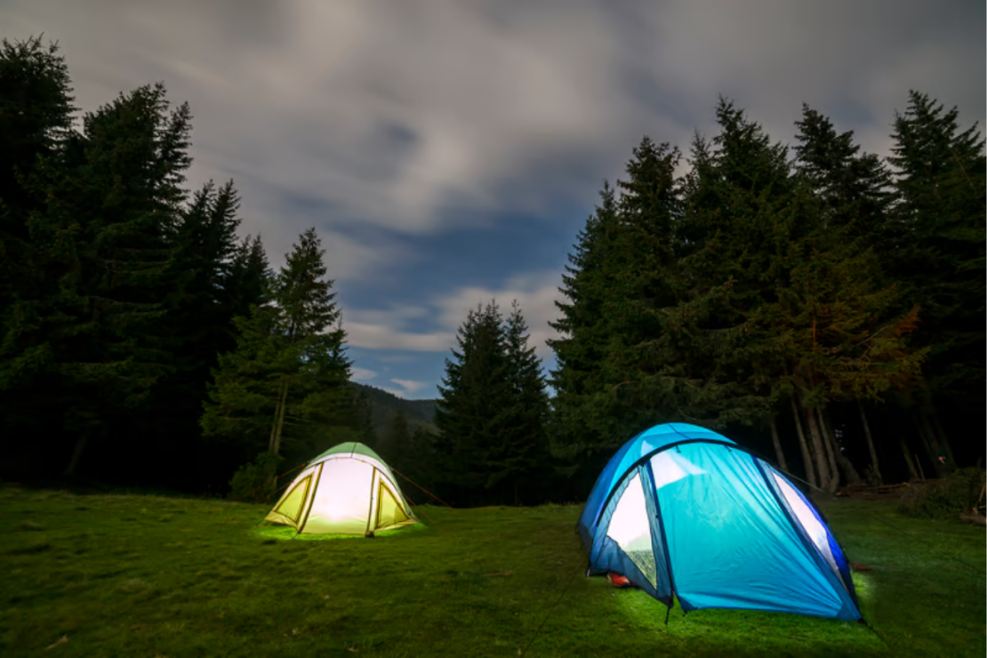 ¿Qué equipo esencial necesitas para hiking nocturno seguro en México?