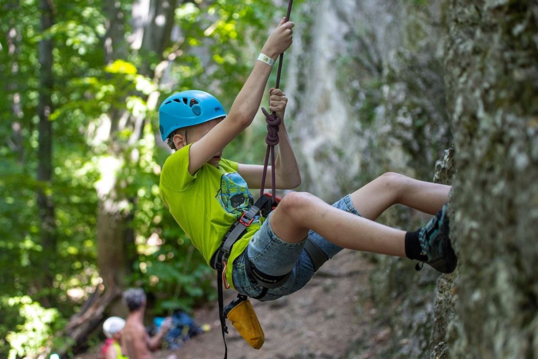 Consejos para elegir el equipo de escalada ideal para niños