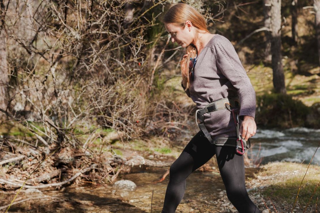 Pantalón impermeable para mujer: guía de compra para lluvia y montaña