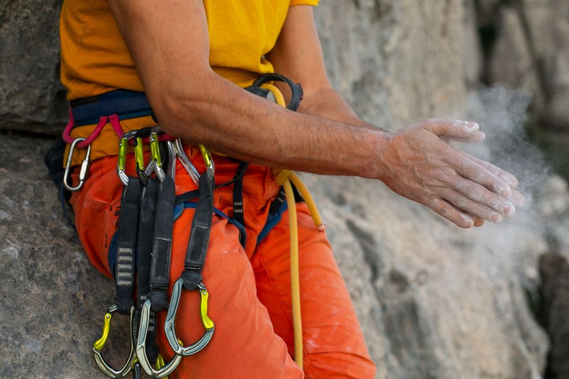 Magnesia para escalar: para qué sirve, tipos y cómo usarla bien (sin abusar)