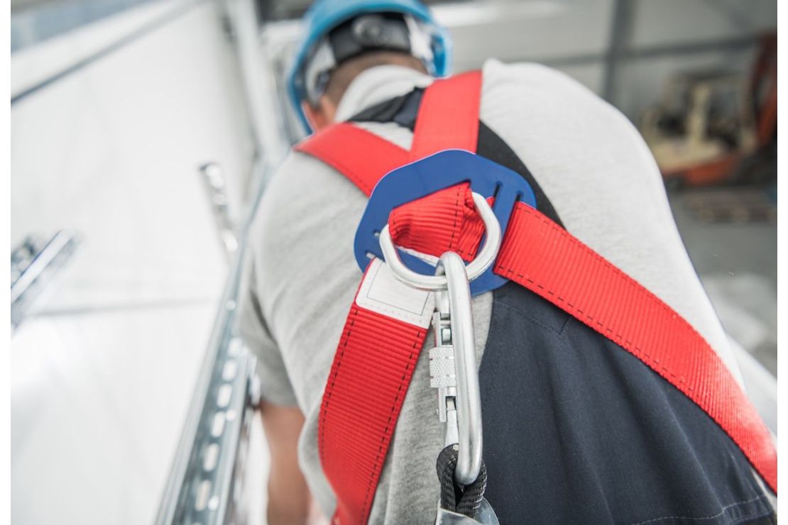 Guía completa sobre los equipos de protección contra caídas: cómo elegir el arnés adecuado para tu industria