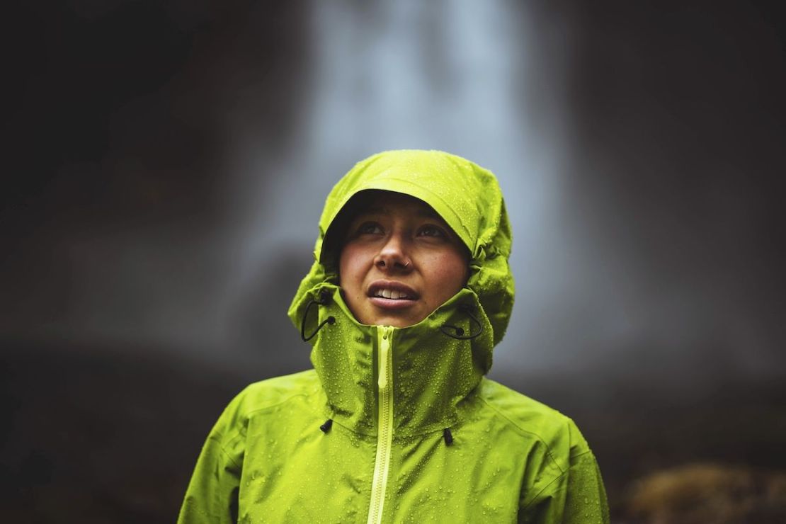 Preparación para condiciones extremas: ropa impermeable y rompevientos